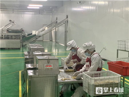 食品生產(chǎn)線是啥樣 昆明市場監(jiān)管部門帶市民實地 探廠